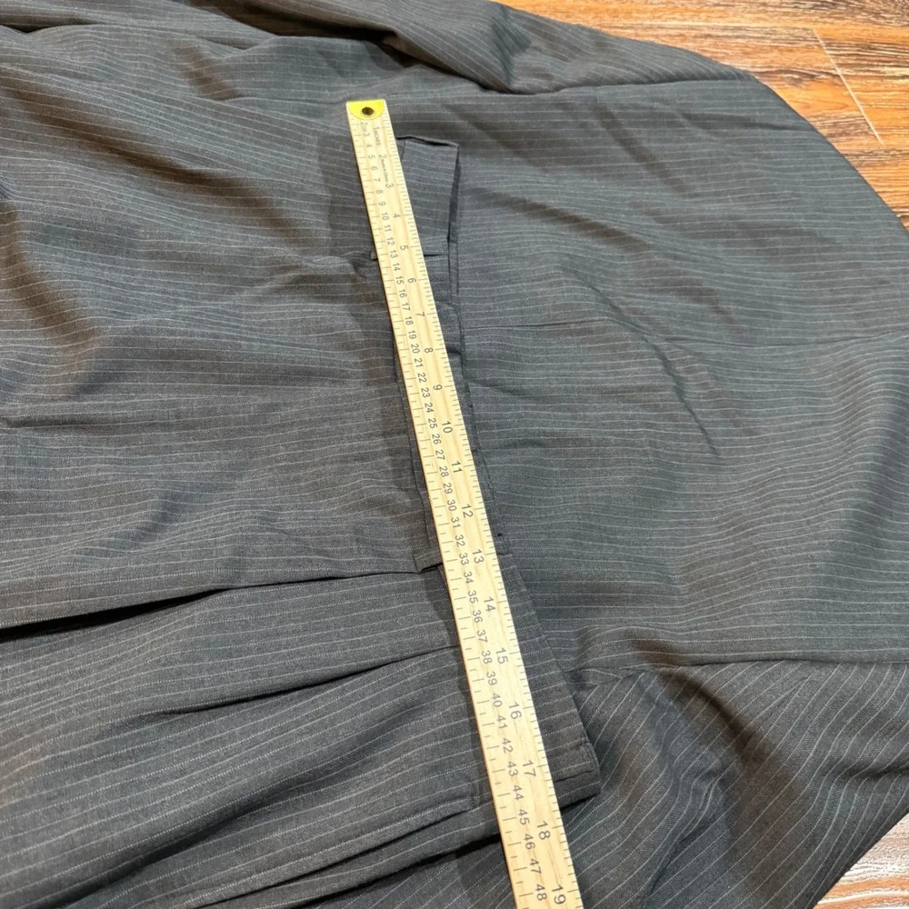 Jos A Bank Travelers Collection Men's 46R Suit 100% Wool Gray Pinstripe 2 Piece
